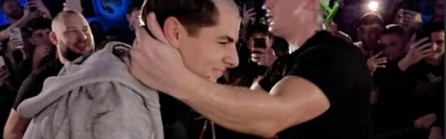 Reper ne prestaje da šokira! Desingerica otišao korak dalje - šišao dečka na nastupu, publika u delirijumu