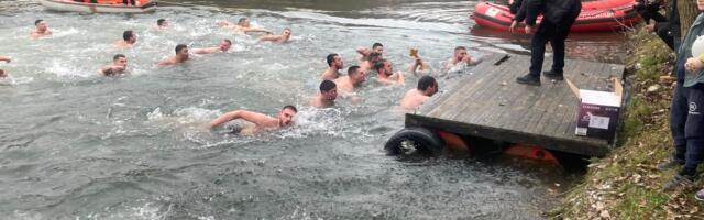Plivanje za Bogojavljenski krst u Prokuplju i Kuršumliji 19. januara