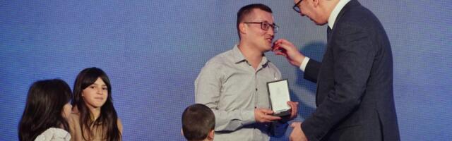 Učitelj Marko dobitnik državnog odlikovanja: Cela škola došla u Beograd da ga podrži (VIDEO)