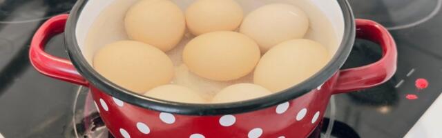 Koliko dugo se kuvaju jaja? Uz ove trikove ostaće čitava i lepo će primiti boju