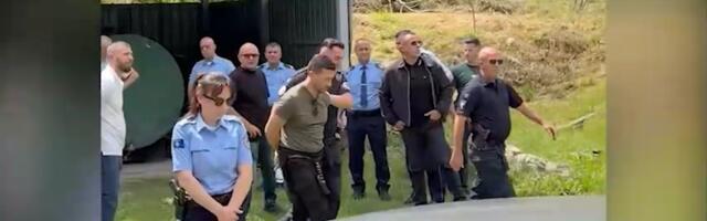 Pušteni uz prekršajne prijave: Mladiće privela Kurtijeva policija zato što su na KiM slikali sa sprskom zastavom