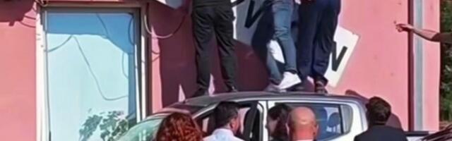 Kosovske vlasti zauzele srpske železničke stanice, uklonjena ćirilična tabla, istaknuta kosovska zastava
