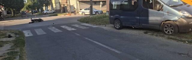 TEŠKA NESREĆA U APATINU: Tri devojčice povređene u sudaru električnog skutera i kombija, hitno prebačene u somborsku bolnicu