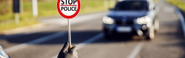 Isključen iz saobraćaja: Policajci "izneverovali" šta vide (FOTO)