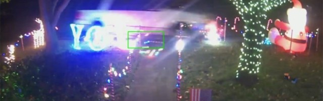 Auto mu RAZVALIO novogodišnju dekoraciju (VIDEO)