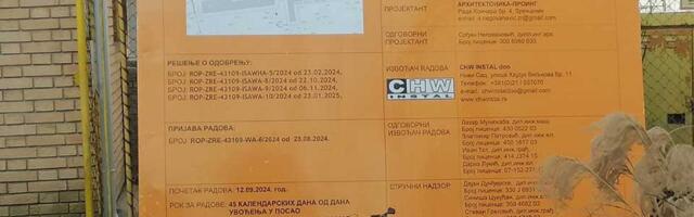 Tek posle pisanja portala zrenjaninski.com ispred OŠ „Dr Jovan Cvijić“ osvanula gradilišna tabla