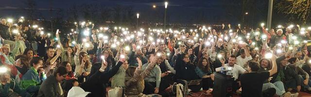 FOTO, VIDEO Skup ispred RTV-a: Blokada bi trebalo da traje celu noć