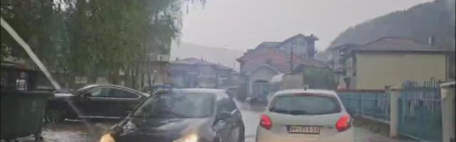 SILNA VODA SRUČILA SE NA PRIJEPOLJE Nekoliko ulica pod vodom: Ovako nešto nismo videli godinama! Voda je bukvalno za pet minuta došla do praga radnje (VIDEO)