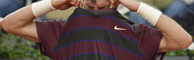 "ISPUSTIM GAS, A NJEGOV POSAO JE DA STOJI PORED MENE": Hit IZJAVA tenisera nakon pobede na Rolan Garosu - NACIJA ZGROŽENA!