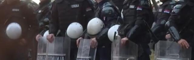 Napeto u Smederevu: Policijski kordon gura građane koji protestuju