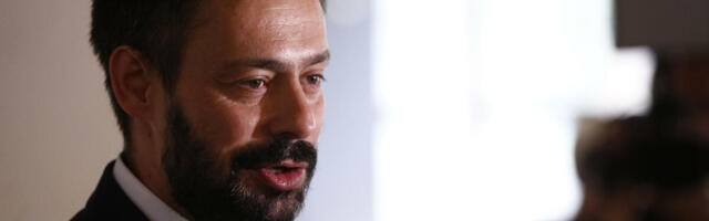 SRPSKI GLUMAC NA PODU SLAVI BADNJE VEČE! Prizor sa Kosova sve zatekao, trpeza servirana na...