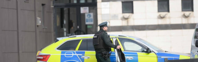 Северна Ирска: полиција истражује експлозију аутомобила-бомбе као покушај убиства