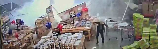 ZASTRAŠUJUĆI SNIMAK Krov u prometnoj prodavnici se iznenada srušio usled obilnih padavina