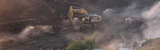 Zapalila se deponija u Zrenjaninu: Vatra se brzo proširila, 20 vatrogasaca se borilo sa buktinjom (FOTO)