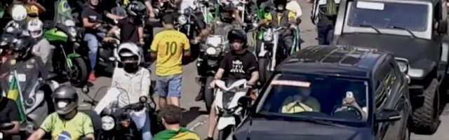 (VIDEO) HILJADE NA ULICAMA TRAŽE UKIDANJE POLICIJSKOG ČASA! Podržao ih i predsednik zemlje!