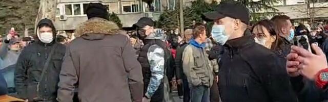 021.rs: Naprednjak Marko Bosanac u sukobu sa demonstrantima u Novom Sadu