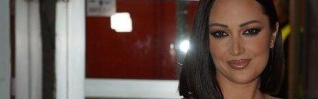 Prija stigla na koncert Nikosa Vertisa! Uska suknja i go stomak, pevačicu u ovakvom izdanju još nismo videli