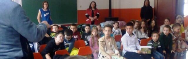 POEZIJA UŠLA U UČIONICE: U školi u Smilovcu Paraćinci predstavili dečju knjigu