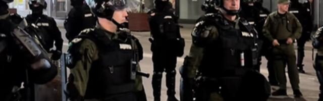 Priveden student u Nišu, okupljanje ispred policijske stanice (FOTO)