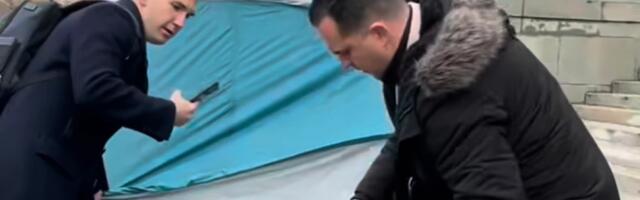 (VIDEO) Poslanička rulja! Kradljivac toalet papira iz Skupštine vodi pohod na šatore