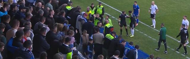Haos u Novom Pazaru: Stojković hteo da se obračuna sa navijačima i da ih gađa flašicom! Stadionom odzvanjalo "Mustafa" /VIDEO/