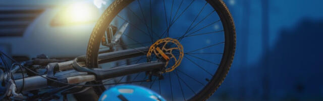 PRVE SLIKE HORORA NA NOVOM BEOGRADU! Bicikl smrskan na putu - KAMION POKOSIO ČOVEKA! (FOTO)