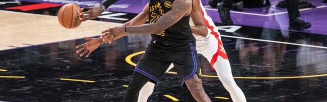 Lebron je stvarno... nestvaran: Lejkersi bez Dončića i Rivsa na leđima "starca" na korak od metle! "Vaskrsao" i Džejson Tejtum