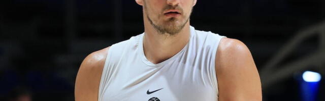 "OVAKAV NIKOLA JOKIĆ ULIVA STRAH!" Prizor sa okupljanja Srbije raspametio Evropu i svet! Orlovi napravili veliki skok bez izlaska na parket!