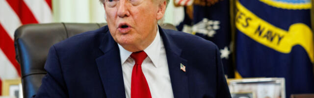 Трамп упозорио нафтне компаније: Одмах снизите цене бензина