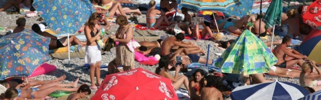 Ljudi u neverici dele sliku sa plaže u Crnoj Gori: Ovo je nekultura i bezobrazluk