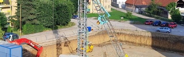Pao kran na gradilištu u Aveniji 1