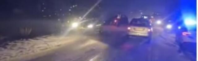 Drama kod Rume: Vozila zbog snega sletela s puta (VIDEO)