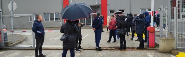 Predstavnici Mercedesa od juče razgovaraju s radnicima Jure u Leskovcu