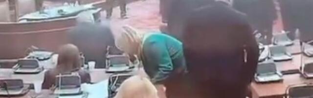 Naprednjaci zastavom Srbije čiste klupe u Skupštini (VIDEO)