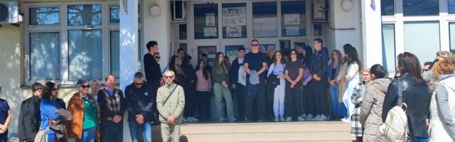 Prosvetni radnici i studenti pružili podršku učenicima leskovačke Medicinske škole u borbi za pravednije društvo