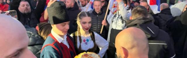 SPEKTAKULARAN DOČEK: Srbi koji pešače na skup u Beogradu stigli u Čačak (VIDEO)