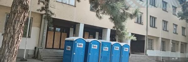 WC kabine i dalje u gradskom parku i blokirana glavna ulica danas oko podneva