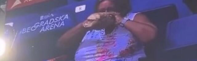 Došla na meč Zvezda - Dubai, izvadila VEKNU HLEBA i ukrala šou (VIDEO, FOTO)
