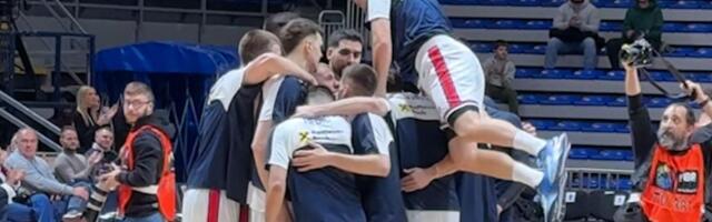 Naši košarkaši istrčali na teren!