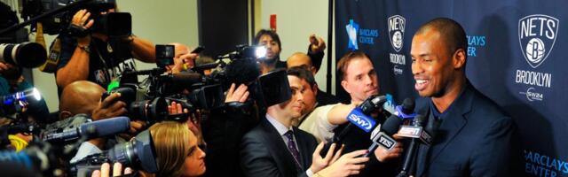 ČUVENI NBA AS SAOPŠTIO UŽASNU VEST - IMA SMRTONOSNI TUMOR! Bio je prvi košarkaš koji je javno priznao da je homoseksualac! Šokirao verenicu na bizaran način!