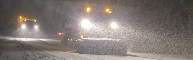 SNEG OKOVAO SRPSKU PLANINU, KAMIONI NE STIŽU DA OČISTE NANOSE! Teška mehanizacija u borbi sa mećavom, ANGAŽOVANO 14 VOZILA! Bez potrebe ne krećite na put (FOTO)