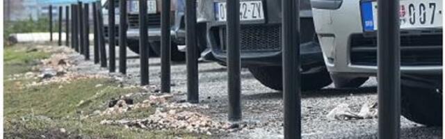 Nakon pritiska javnosti postavljeni zaštitni stubići na parkingu kod hotela Vrbak