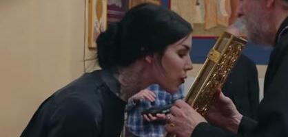 Divila se veštičarenju pa prešla u pravoslavlje: Krstila se, prefarbala tetovaže, ne izlazi iz crkve i celiva ikone