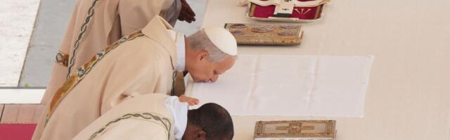 Prvi put posle 32 godine jedan papa lično nosi krst kroz sve stanice Krsnog puta u Koloseumu