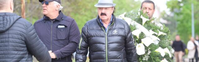 HARIS DŽINOVIĆ NA SAHRANI SAŠE KATANČIĆA: Reka poznatih se okupila, tuga i jecaji na bežanijskom groblju (FOTO)