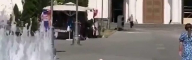 Beograđanka koja se sunča u fontani ispred hrama Svetog Save je viral dana