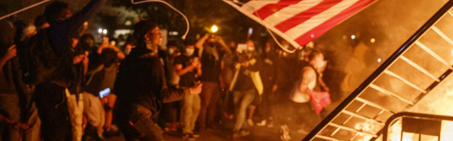 BURNO ISPRED BELE KUĆE: Vatra, suzavac, Tramp morao u bunker