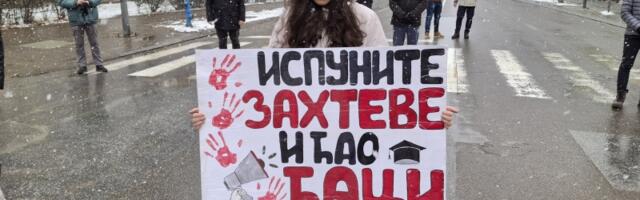 "Ispunite zahteve i ćao ćaci": Kragujevčani i danas na raskrsnici kod "Uzora" odali poštu žrtvama novosadske tragedije (FOTO)