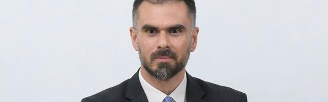 Žarko Mićin napisao čitav esej koji se ne slaže nikako uz snimak ispred Vučevićeve zgrade (VIDEO)