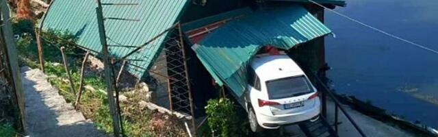 Neverovatna scena u Međuvršju, auto sa magistrale sleteo pravo u vikendicu!
